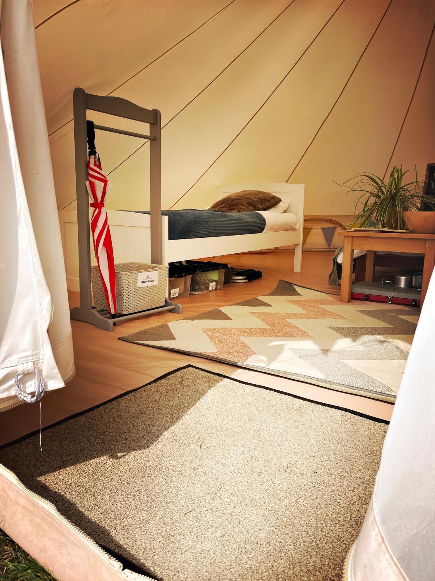 Trevena Cross Glamping & *
